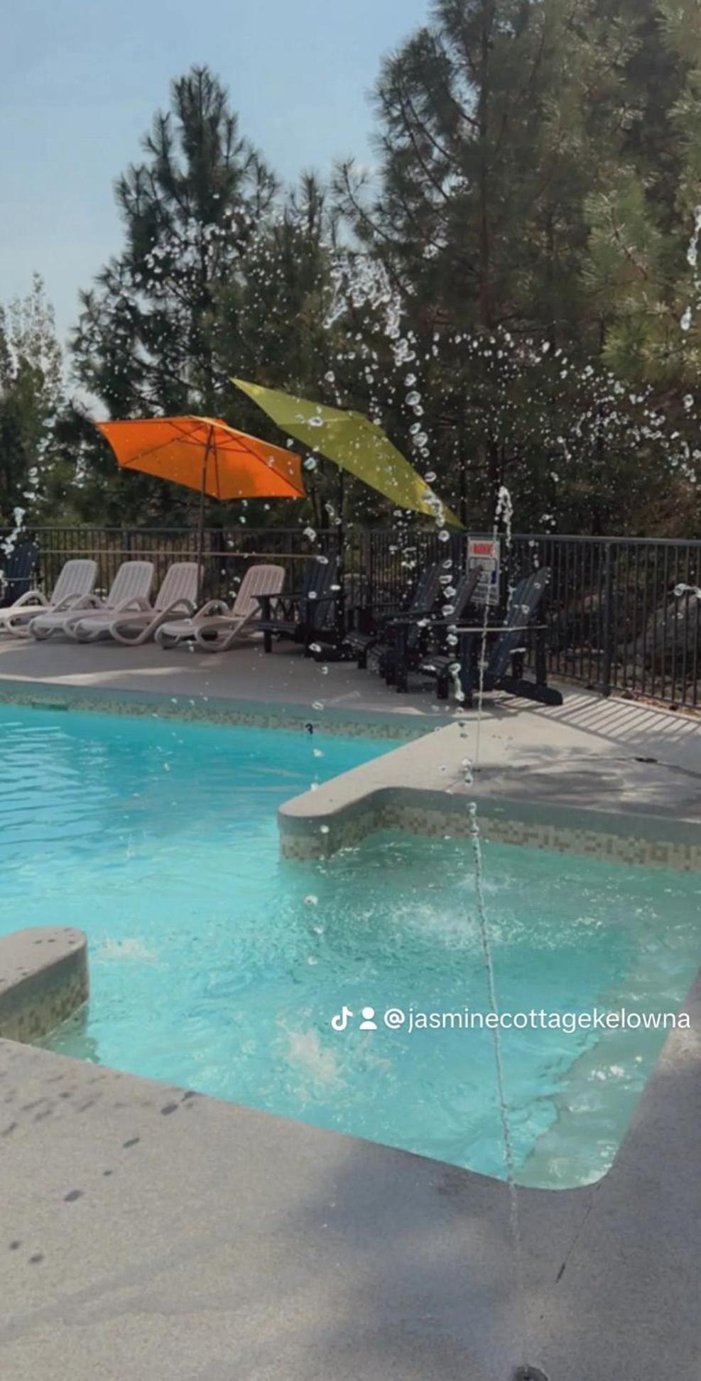 Jasmine Cottage เคโลว์นา ภายนอก รูปภาพ